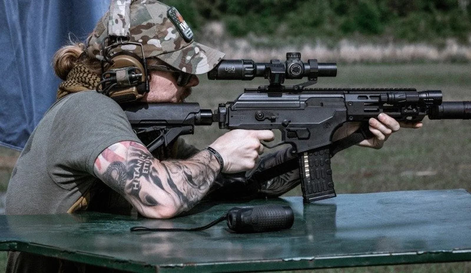 Atirador usa fuzil IWI Galil ACE equipado com mira e silenciador.