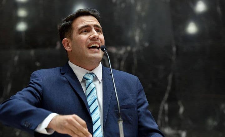 Deputado discursa no plenário durante sessão legislativa.