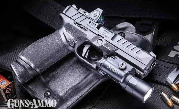 Duas pistolas Springfield Armory Echelon sobre superfície escura.