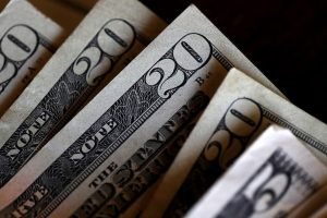 Dólar cai para R$ 5,60 e bolsa sobe com retomada de mercados globais